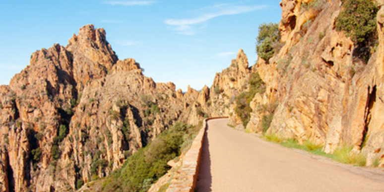 La voiture pour des vacances en Corse : luxe ou obligation ?