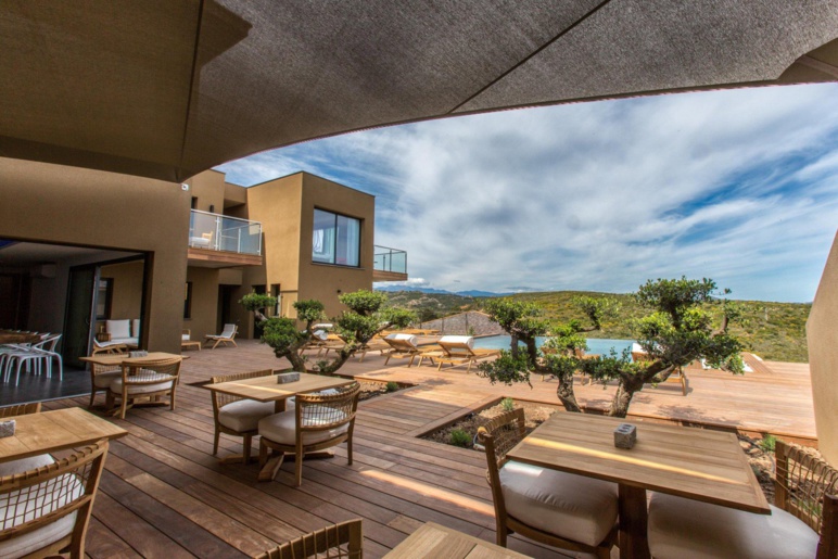 La terrasse de la grande villa de l'hôtel Version Maquis à Bonifacio