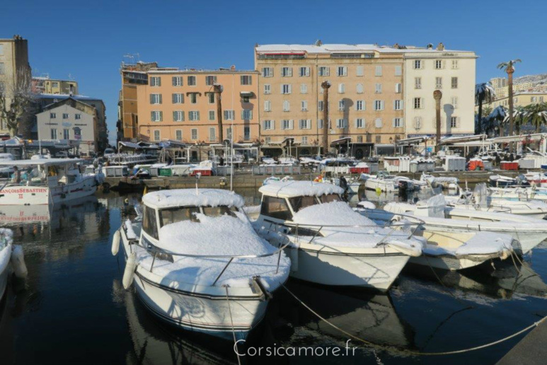 Le port Tino Rossi sous la neige