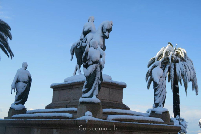 Napoléon, les 4 frères et la place du Diamant sous la neige Napoléon, les 4 frères et la place du Diamant sous la neige