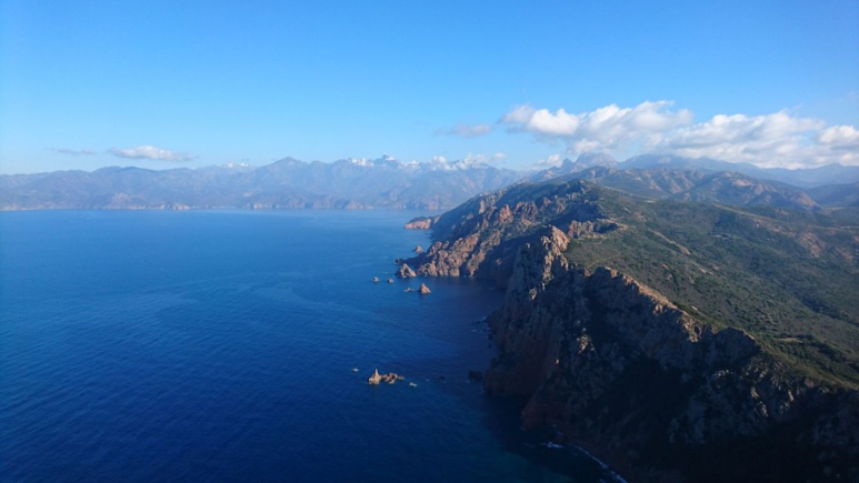 Les sommets enneigés depuis le Capo Rosso Les sommets enneigés depuis le Capo Rosso