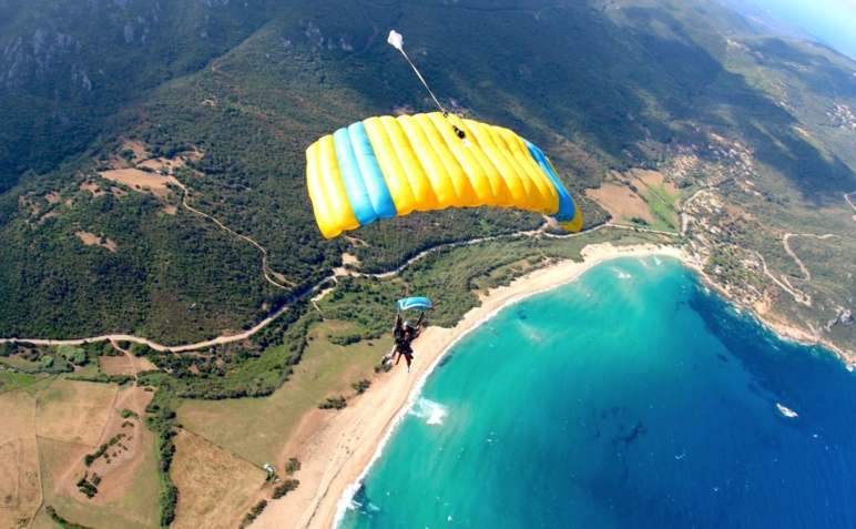 Où faire un saut en parachute en Corse ?