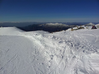 Skier face à la mer