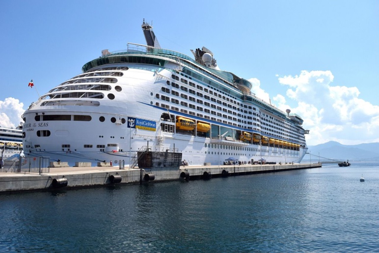 Bateau de croisière à Ajaccio