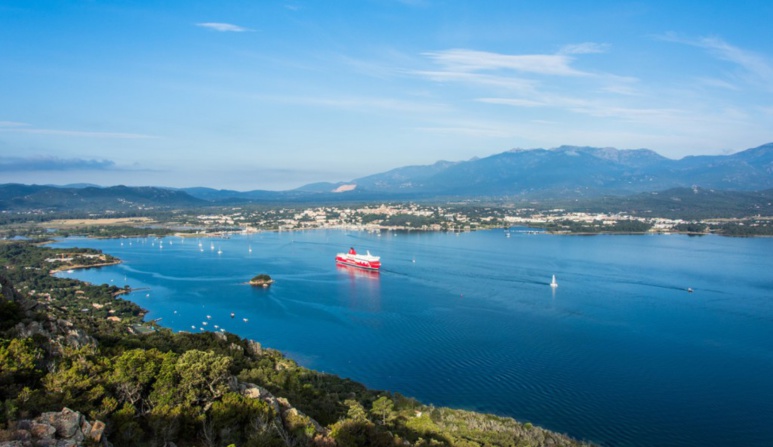 Comment rejoindre la Corse ? Avion ou bateau ?