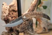 Le couteau pliant en corne de bélier Le couteau pliant en corne de bélier