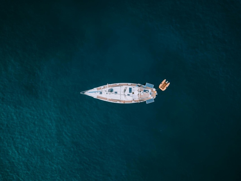 Voilier et son annexe Voilier et son annexe