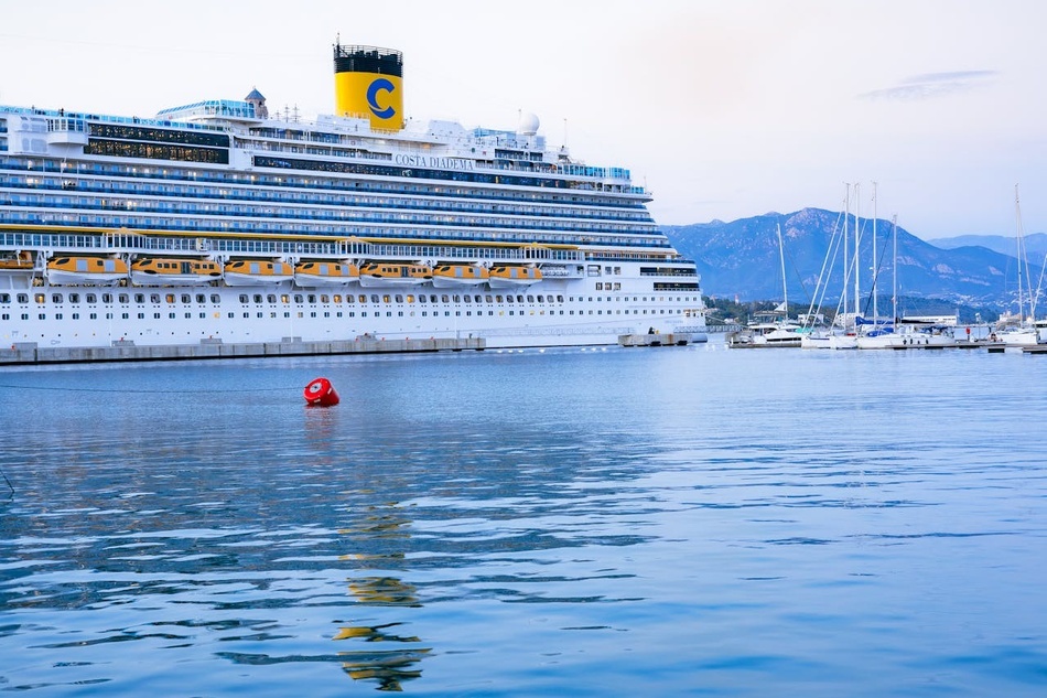 Bateau Costa dans le port d'Ajaccio Bateau Costa dans le port d'Ajaccio