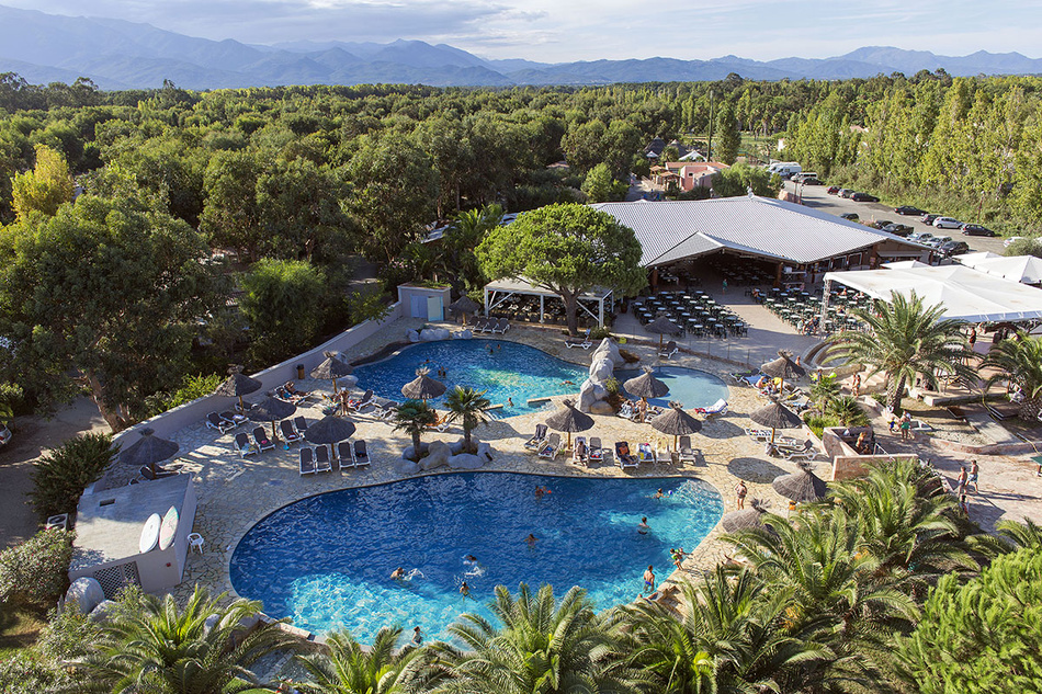 Campings 5 étoiles en Corse : le luxe du plein air pour des vacances d’exception sur l’île de Beauté