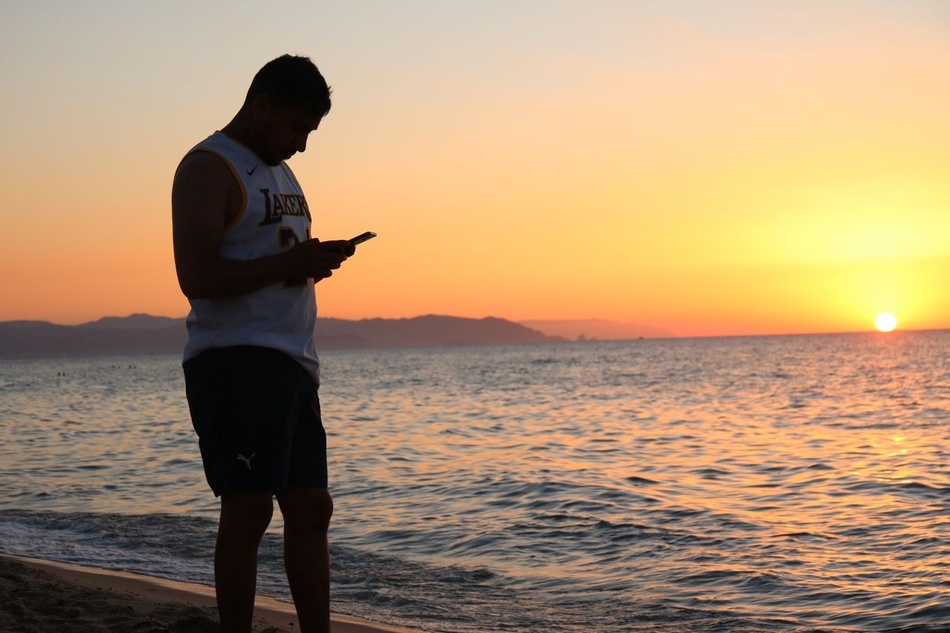 Quelle eSIM choisir pour voyager en Corse ? Guide complet pour rester connecté