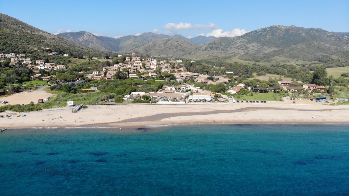 La plage de Lava et le petit village