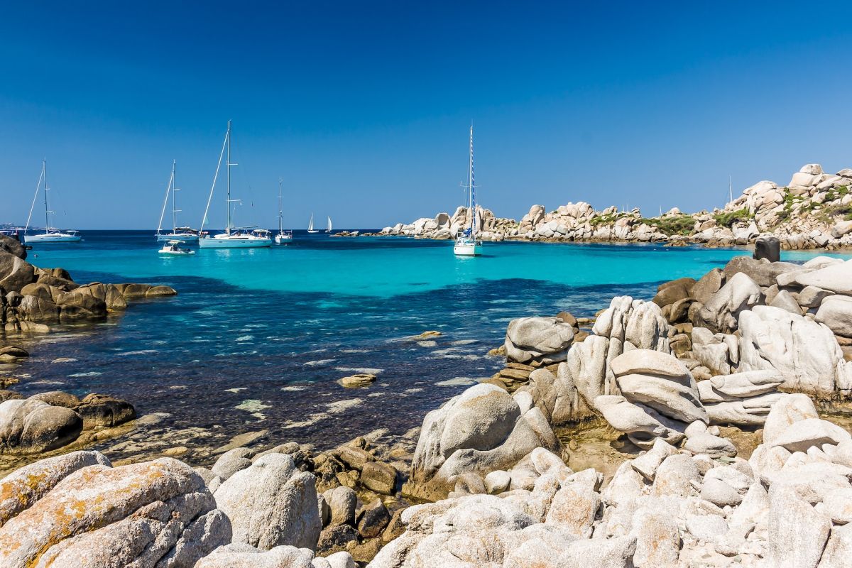 Voiliers dans les Îles Lavezzi