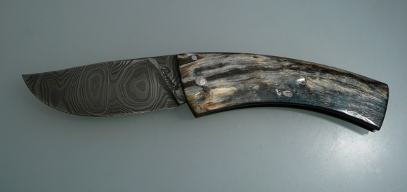 Couteau curniccuolu damas par stazzona di rustinu