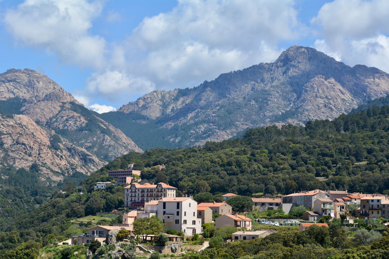 Dormir chez l’habitant en Corse : redécouvrir l’île à travers ses habitants