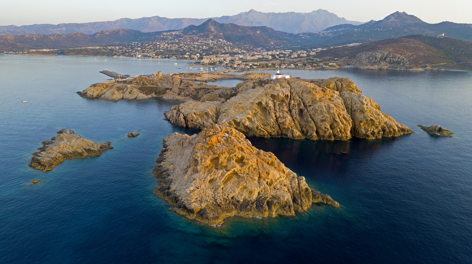 Le phare de la Pietra