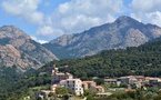 Dormir chez l’habitant en Corse : redécouvrir l’île à travers ses habitants