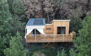 Dormir dans les arbres en Corse : quand l'hébergement insolite rencontre l'île de Beauté