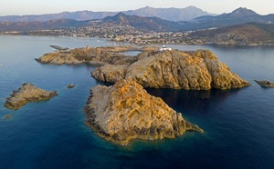 Défilé Jacquemus en Corse : l’éclat de la mode à la pointe du phare