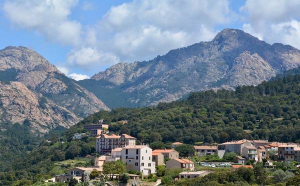 Dormir chez l’habitant en Corse : redécouvrir l’île à travers ses habitants