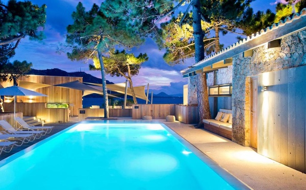 Hébergements 5 étoiles en Corse : vivre l’île de Beauté en version luxe, sans renoncer à l’authenticité